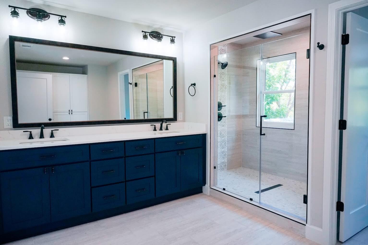 Single-Family Home Bathroom Remodel Photo Designed By RC3D; Award-Winning Architect Firm In Dallas, TX.